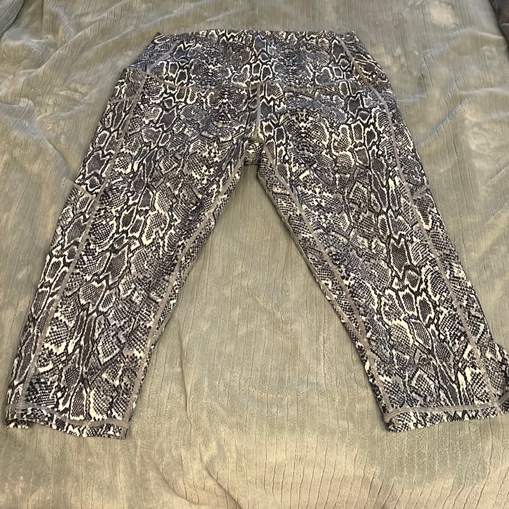 Ododos Capri Yoga pants-blue-gray-white snakeskin print